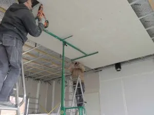 Installation d'un faux plafond en plaques de plâtre