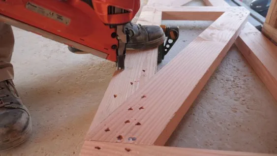 Fixation des pièces d’assemblage avec des clous