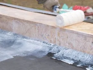 Pose des membranes EPDM au niveau de l'acrotère