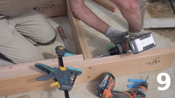 Fixation des lisses hautes sur les montants de renfort