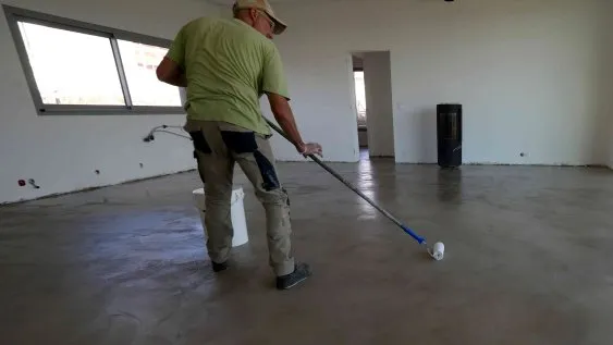 Application du bouche-pore et du vernis