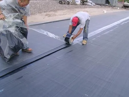 Comment poser la membrane d'étanchéité EPDM sur une toiture ?