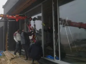 Comment poser une grande baie vitrée coulissante : vantaux et vitrages de 250kg