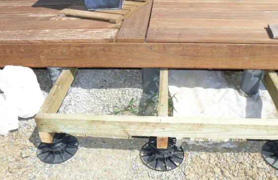 Structure réalisée en lambourdes et plots plastique