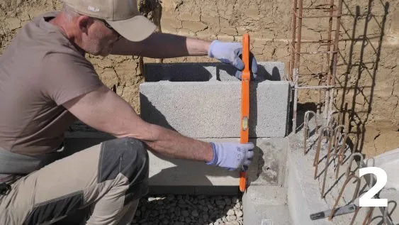 Vérification de l’aplomb par rapport à la longrine