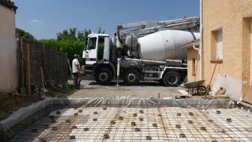 Livraison du béton par un camion toupie