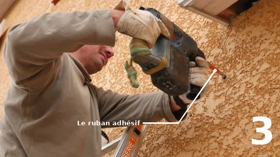 Élargissement des trous dans le mur avec une mèche de même diamètre que les tamis