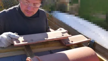 Pose des tuiles de rive rondes