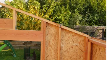 Fixation provisoire des lisses hautes sur les montants en place