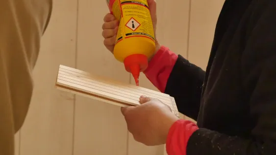 Etape 5 : application de colle sur les languettes des coupes