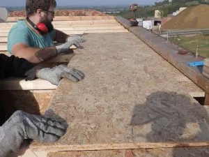 La mise en place des panneaux de toiture