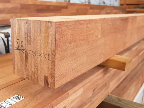 Poutre en bois lamellé-collé