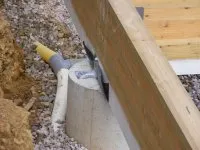 Vignette de l'article : Méthodes de fixation de poutres porteuses ou solives sur plots en béton