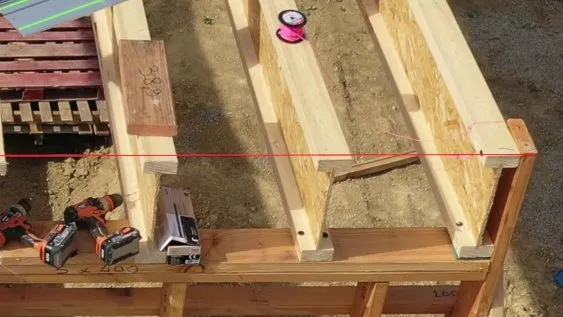 Mise en place du cordeau pour l’alignement et la pente 