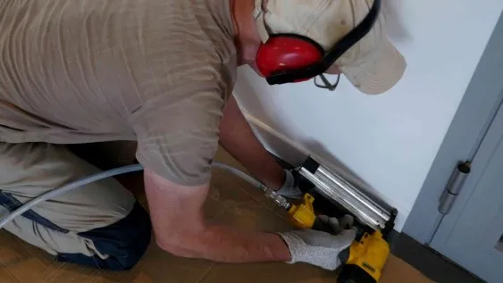 Pose et fixation des plinthes