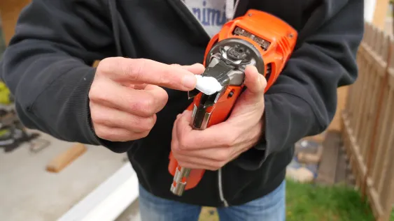 Préparation de la cloueuse avant son utilisation.