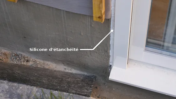 Colmatage des espaces entre les murs et le cadre de la baie vitrée