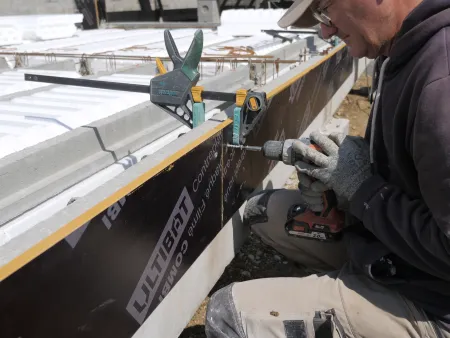 La réalisation du coffrage de la dalle de compression