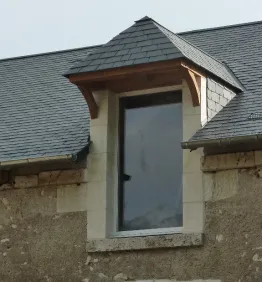 Lucarne normande ( à demi-croupe)