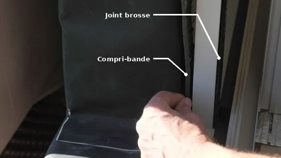 Pose des éléments de l’étanchéité de la porte