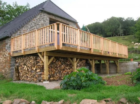 Exemple de garde-corps pour une terrasse en bois sur pilotis