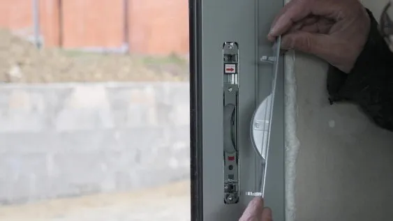  Pose des capots des ferrures