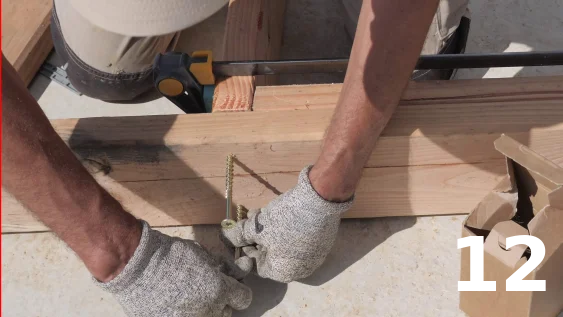 Fixation des montants intérmédiaires entre les lisses hautes et la traverse basse