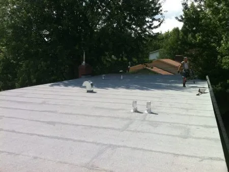 Toiture-terrasse en membrane élastomère ou bitume modifié