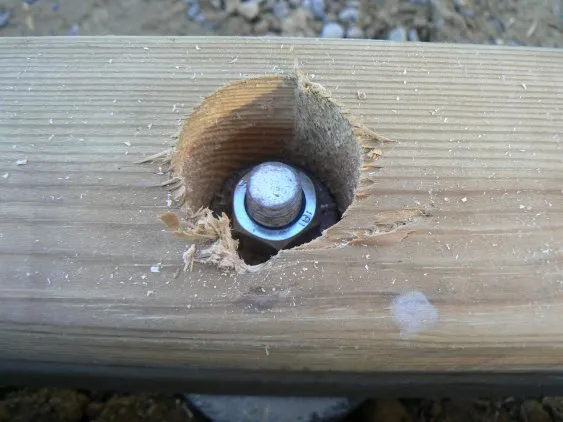 Le trou borgne contient l’écrou+rondelle