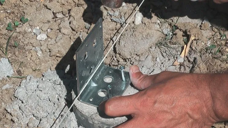 Repérer la position de la cornière sur le plot en béton