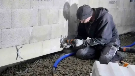 Pose des colliers de fixation des conduites