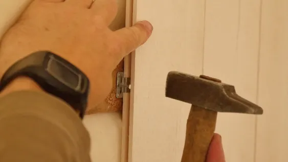 Etape 4 : fixation des crochets pour lambris