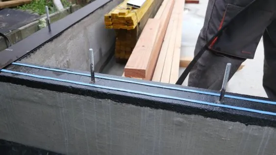 Pose des bandes de joints auto-adhésives