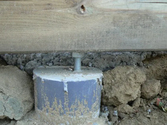 La solive repose sur un écrou+rondelle