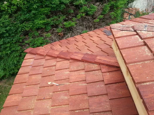 Arêtiers recouverts de bardeaux légèrement cintrés par séchage 