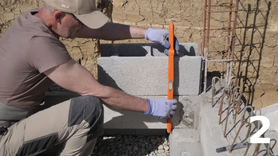 Vérification de l’aplomb par rapport à la longrine