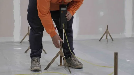 Réglage précis du niveau à l’aide du laser et de la mire