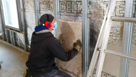 Mise en place du premier panneau d’isolant