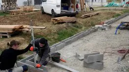 Mise en place du mur de soutènement de la terrasse