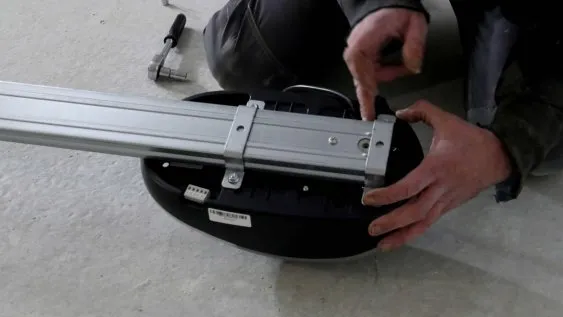 Montage du moteur avec le rail de traction