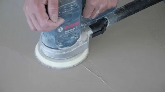 Ponçage de la surface de la première couche