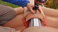 Vignette de l'article : La pose des tuiles faîtières