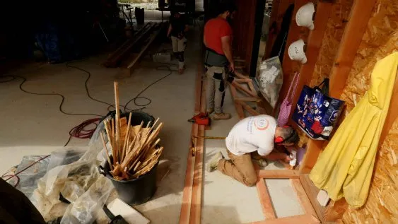 Collage des montants sur les membrures