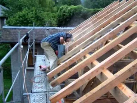 Montage d'une charpente de toiture à plusieurs versants