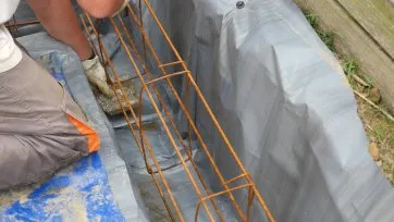 Calage avec un débris de parpaing 