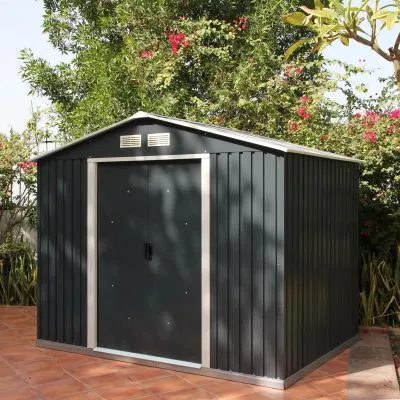 Un abri de jardin métallique