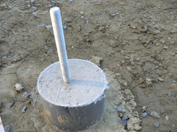 La tige filetée est scellée dans le poteau