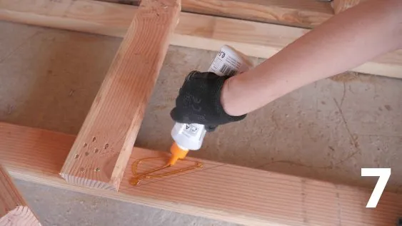 Application de la colle sur les points de contact