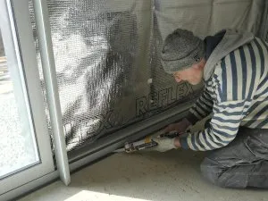 Les travaux de finition d'une baie vitrée