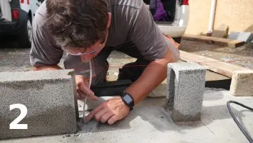 Nettoyage des trous d’ancrages en soufflant avec une paille et en brossant avec un écouvillon